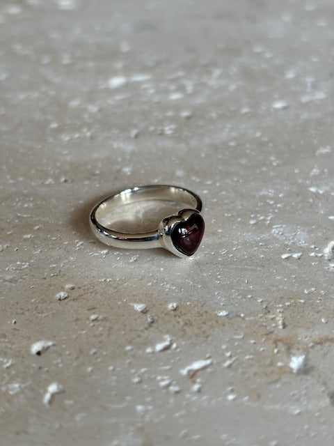 Garnet heart ring deals